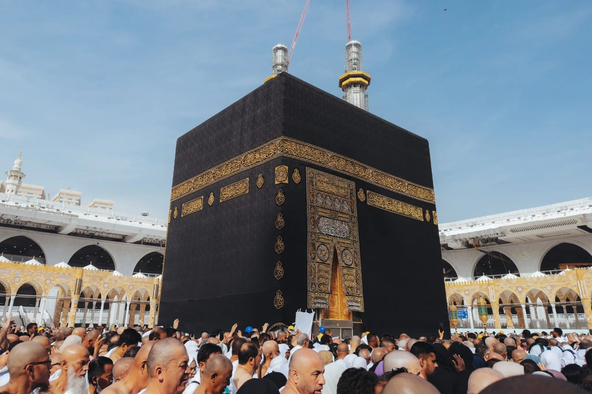 Economy vs. Luxury Umrah