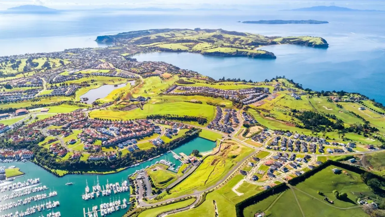 Cheap Flights UK to Auckland: When to Book & Save