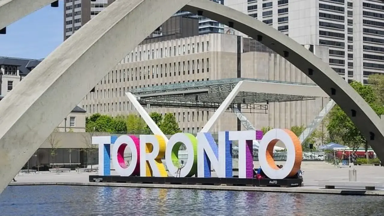 Find the Cheapest Flights to Toronto – Save on Your Next Trip